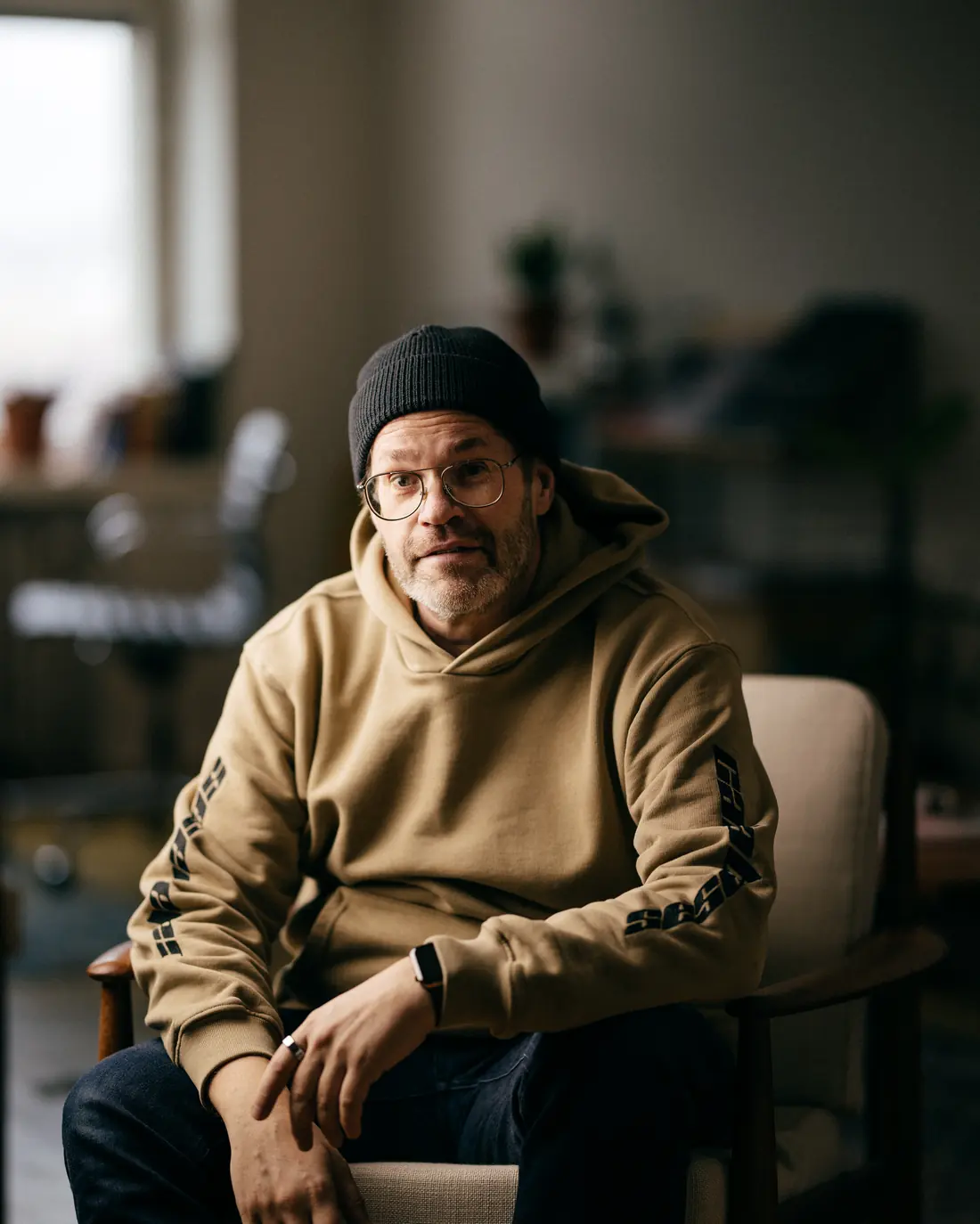 Risto Vauras istuu nojatuolissa työhuoneessaan